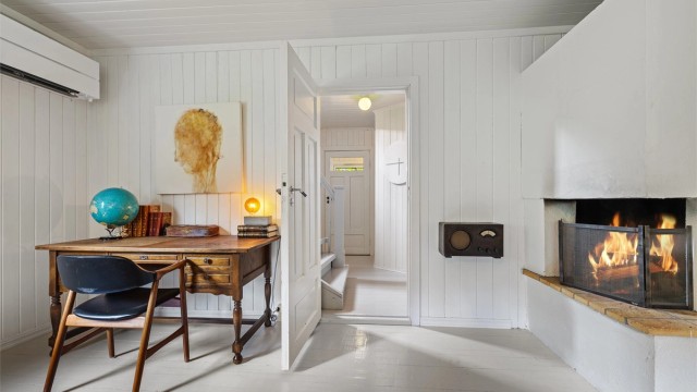 I stua er det plass til et eget arbeidshjørne, perfekt om du ønsker å ha hjemmekontor på hytta.