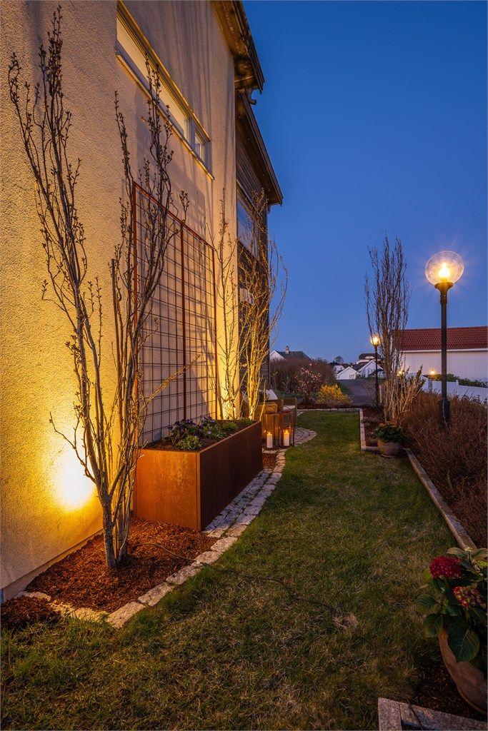 Plantekasser i cortenstål og gjennomtenkt belysning skaper en fin ramme rundt uteområdet.