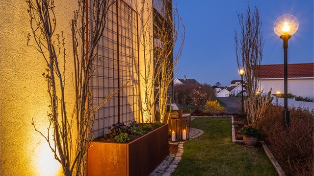 Plantekasser i cortenstål og gjennomtenkt belysning skaper en fin ramme rundt uteområdet.