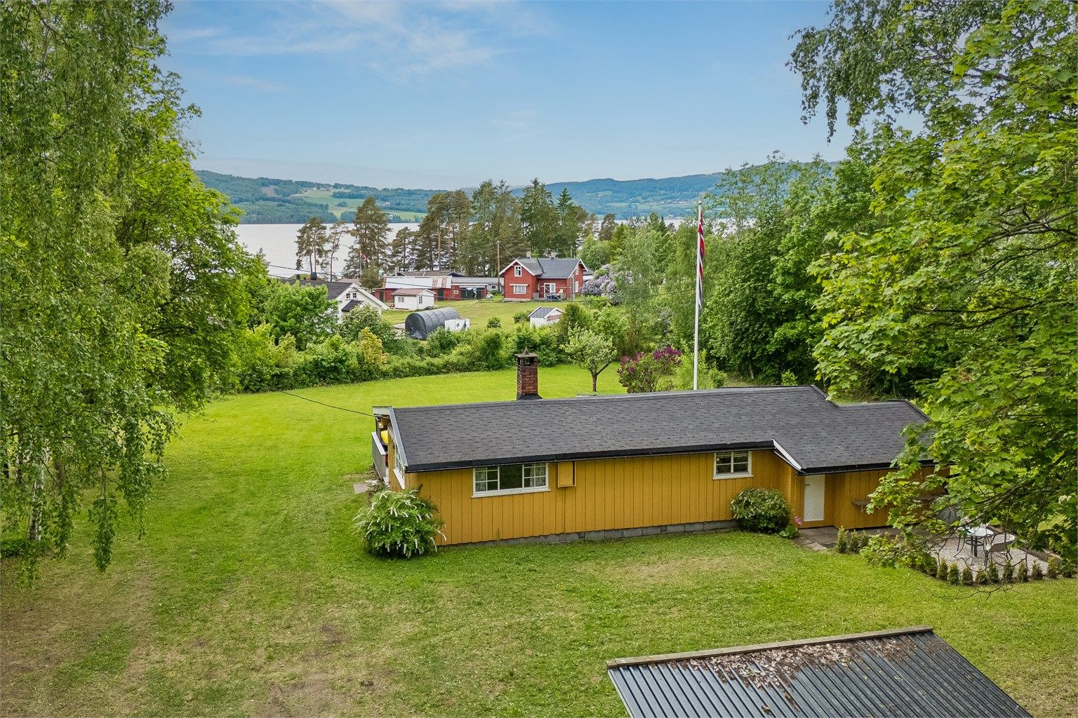 Hytta er sør-vestvendt og har gode sol- og utsiktsforhold. 