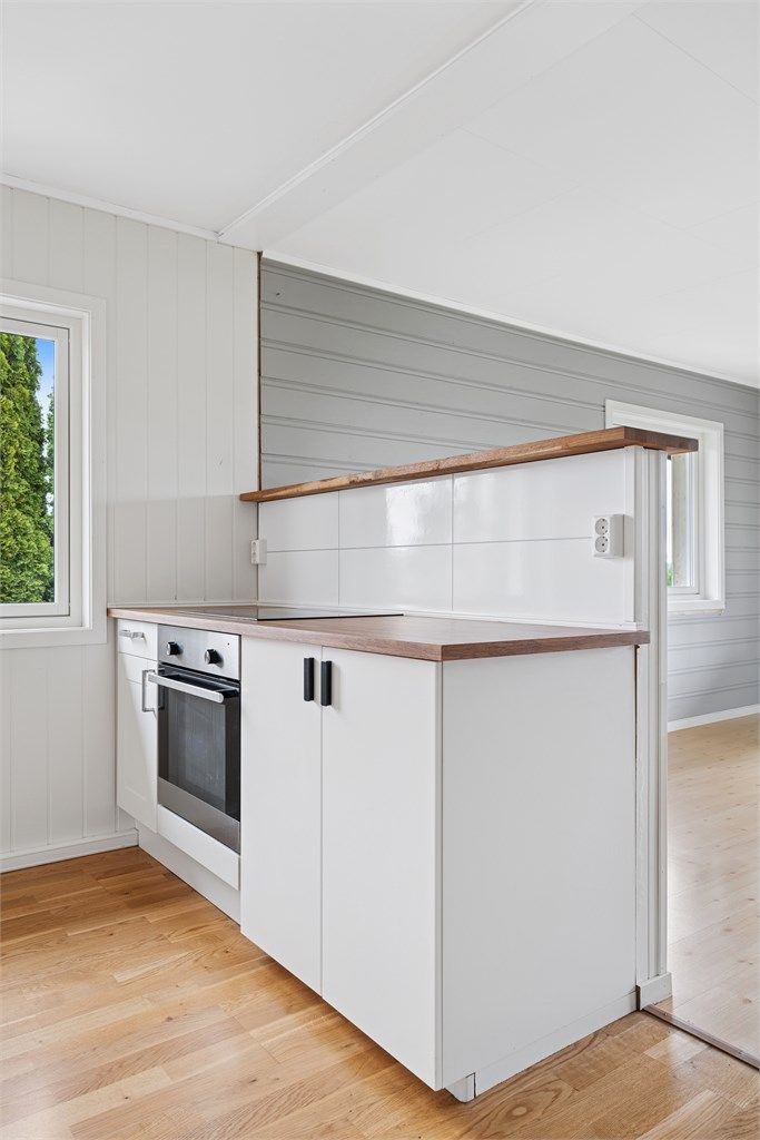 Her er det integrert stekeovn og platetopp, samt frittstående oppvaskmaskin og kombiskap.