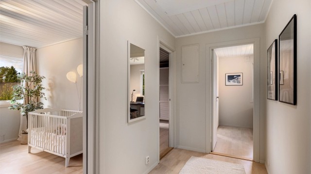 Gangen i andre etasje leder inn til etasjens tre soverom, bad og luke til kaldtloft.