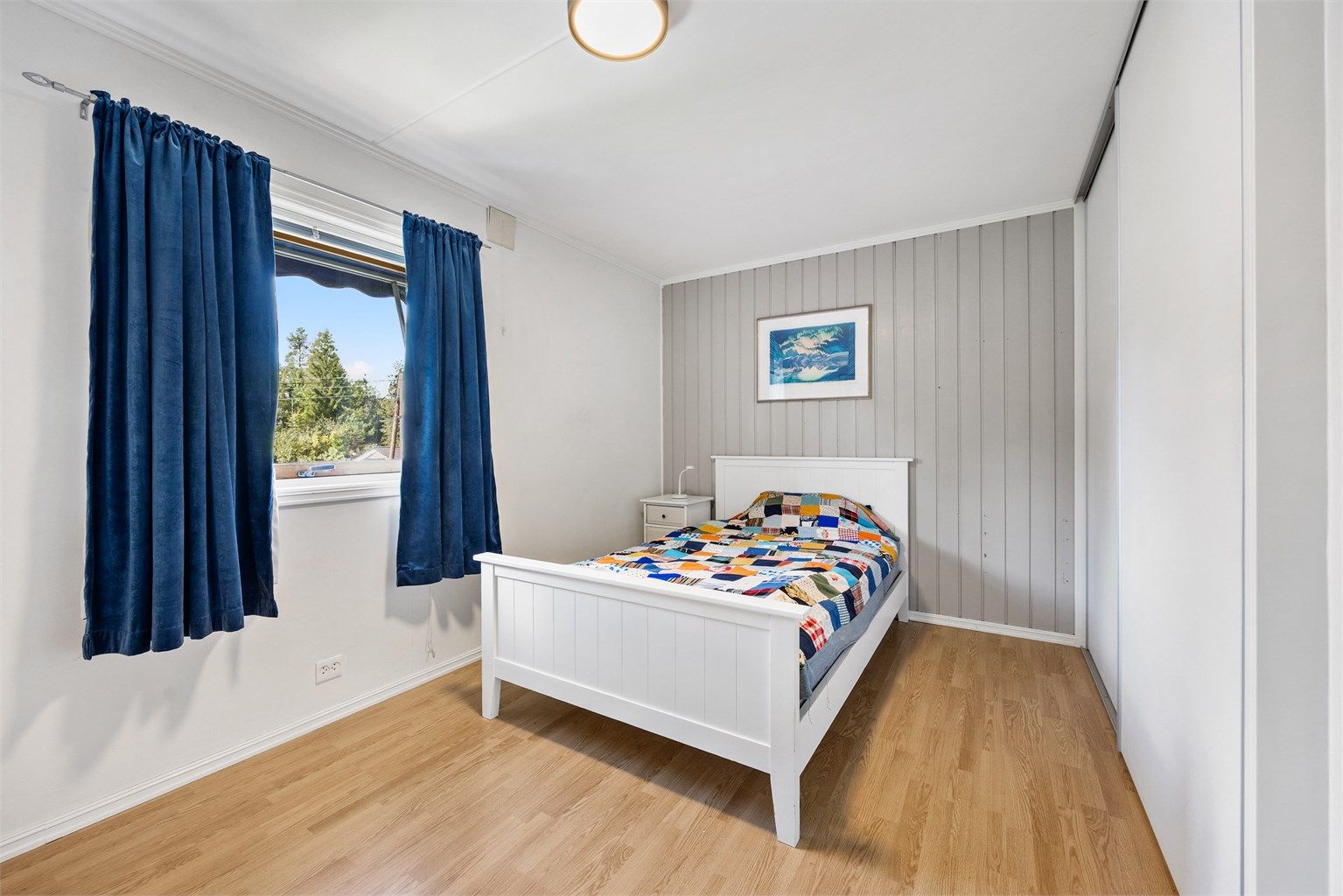 Hovedsoverom med plass til dobbeltseng og garderobe.