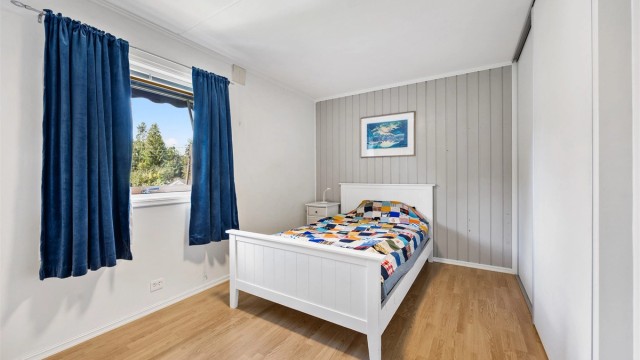 Hovedsoverom med plass til dobbeltseng og garderobe.