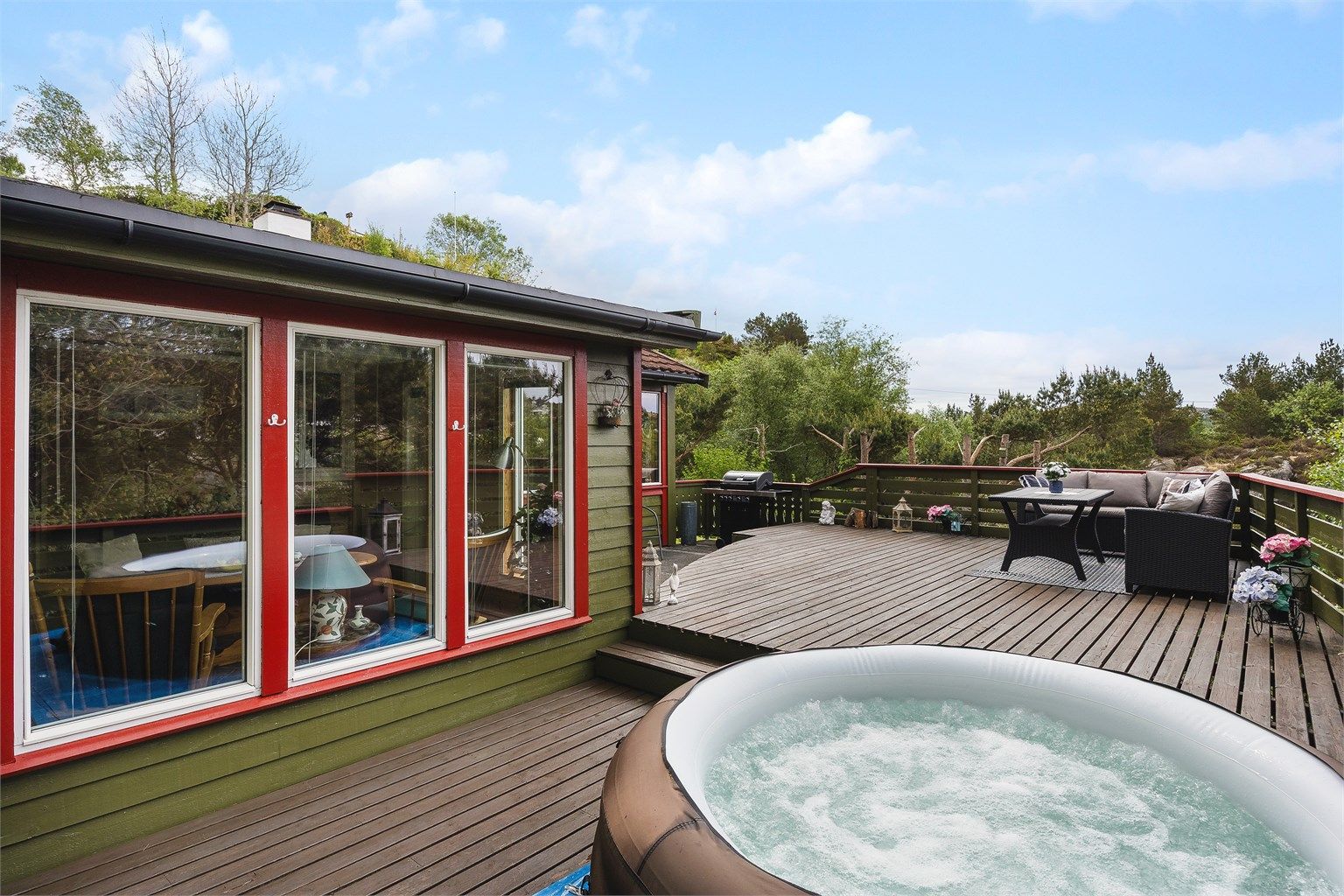 Her er det god plass til både utemøbler, jacuzzi og grill.