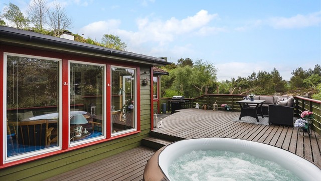 Her er det god plass til både utemøbler, jacuzzi og grill.