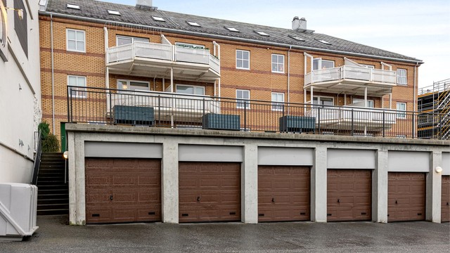 Velkommen til Ystenesgata 28A presentert av Eiendomsmegler Christian Nogva Aarseth - egen garasje tilhørende leiligheten