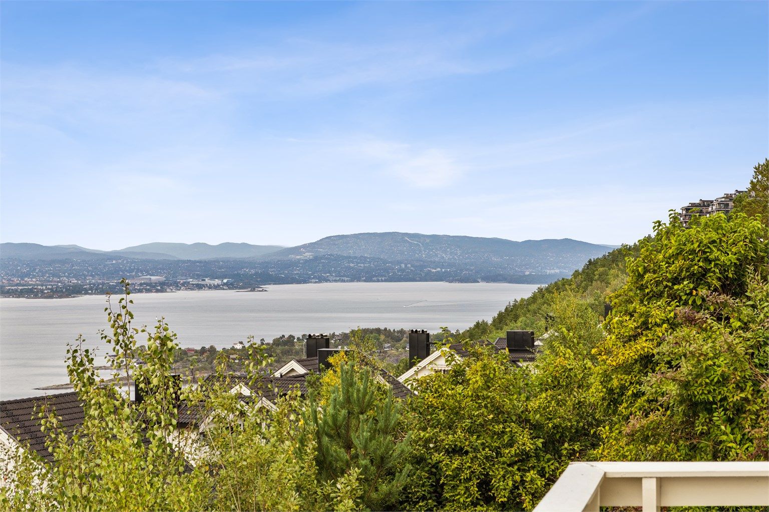 Balkongen oppleves som både høytliggende og skjermet.