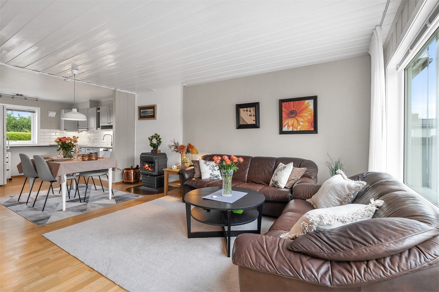 Romslig og funksjonell bolig med gjennomgående god planløsning over tre etasjer