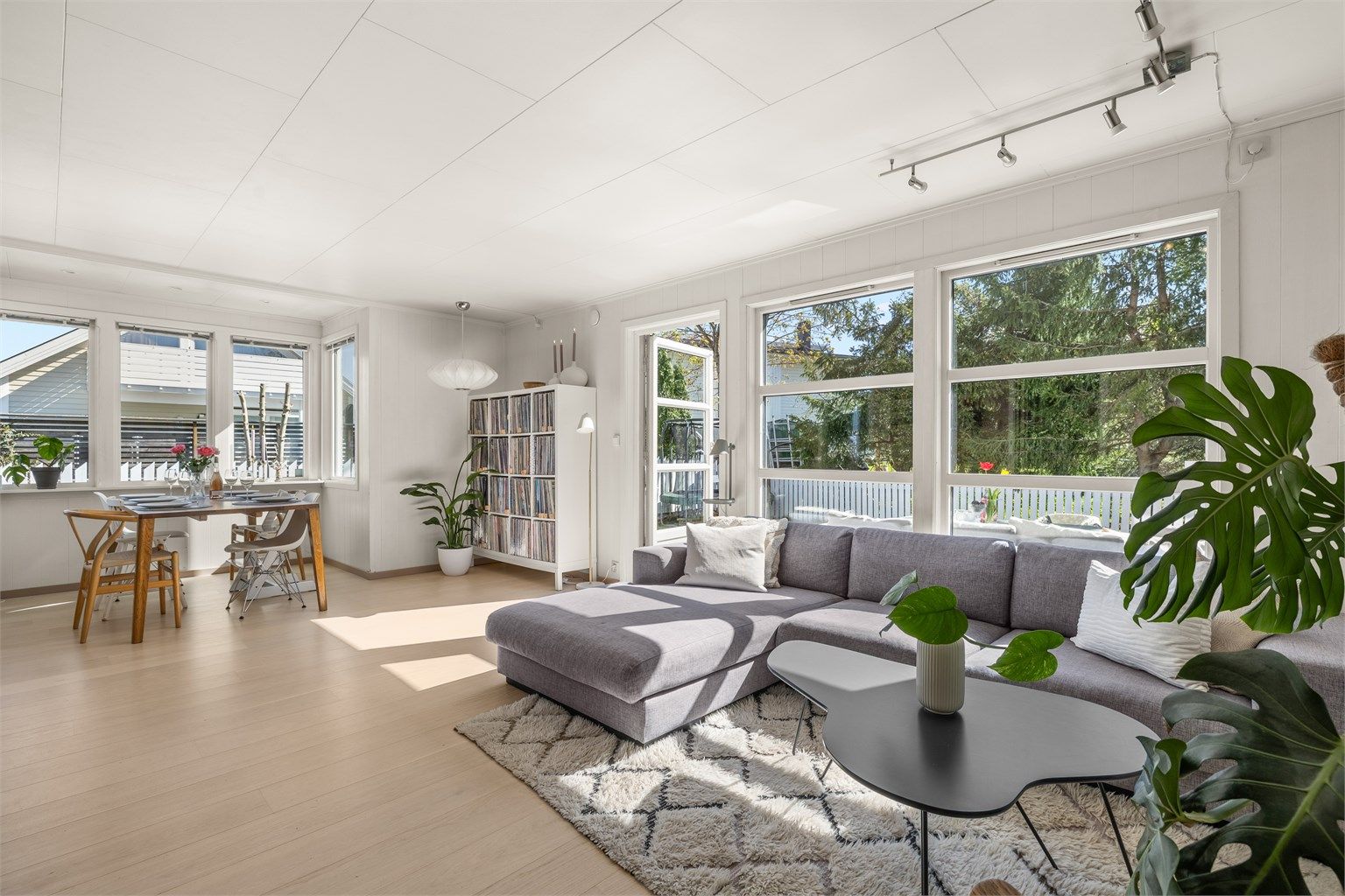 Frøydis' vei 15E fremstår som en ideell bolig for familier beliggende i et meget ettertraktet område på Karlsrud.