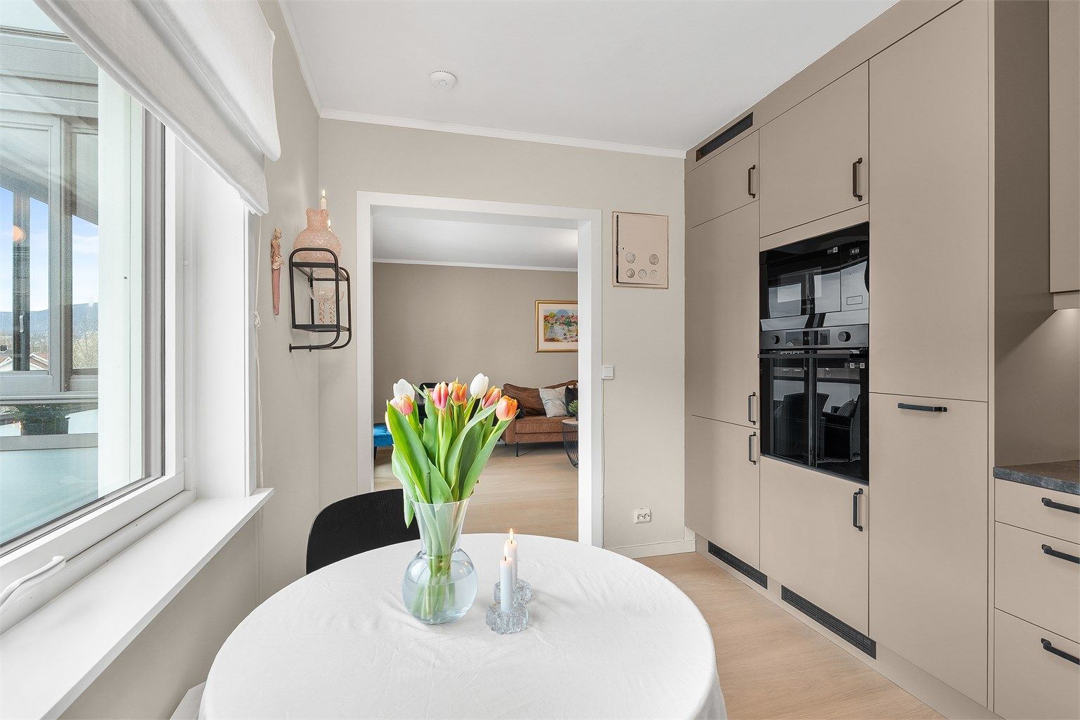 Fra kjøkkenet er det en åpen og sosial forbindelse til stuen, som gjør det enkelt å være sammen.