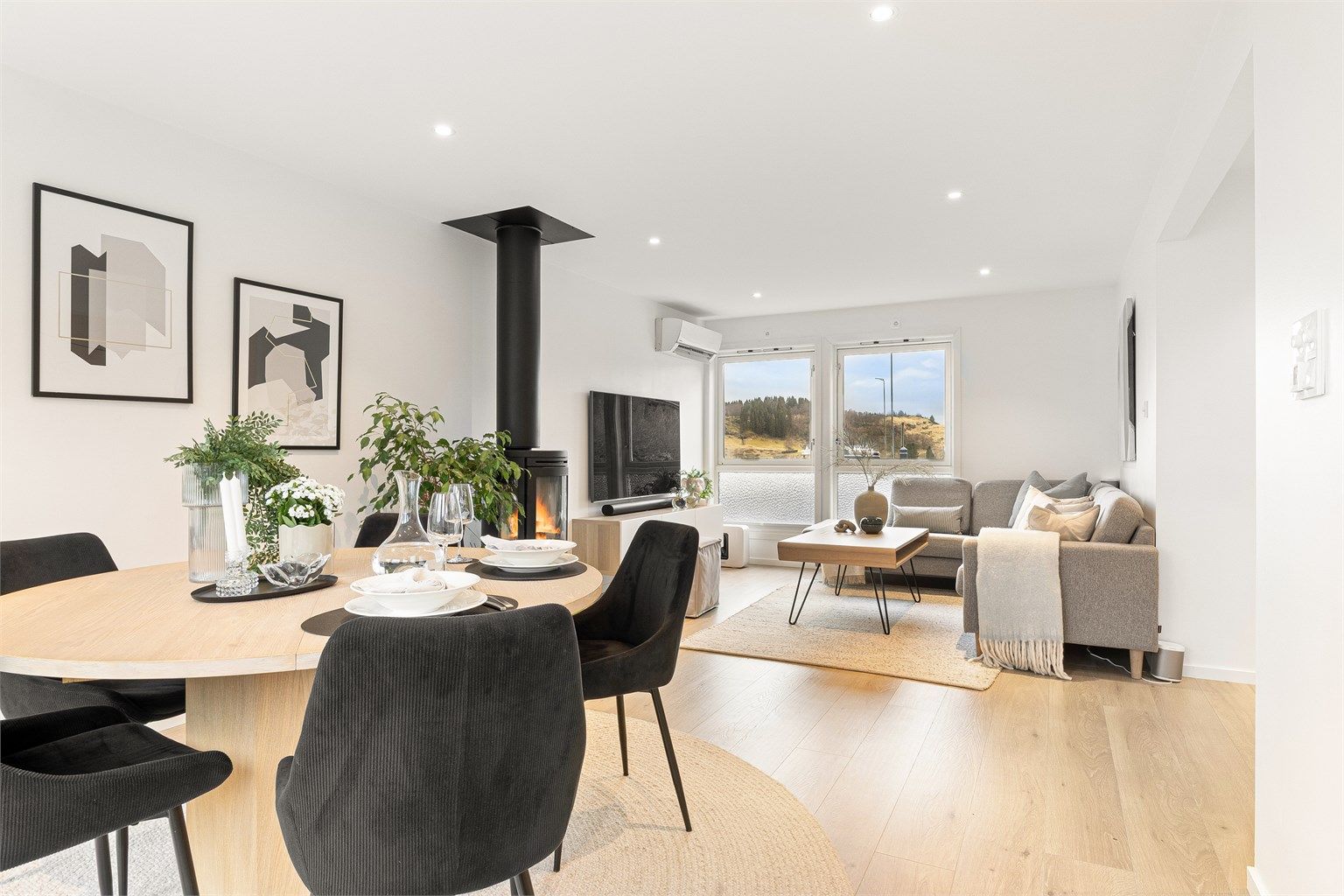 Velkommen til Langarinden 223 presentert av Eiendomsmegler Krogsveen v/ Cecilie Wilhelmsen. (Foto: Stian Inderhaug)