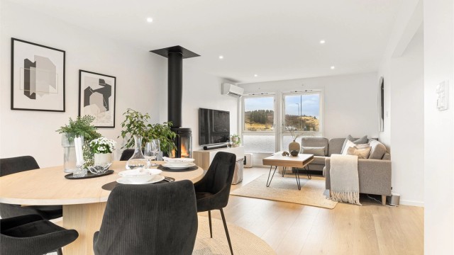 Velkommen til Langarinden 223 presentert av Eiendomsmegler Krogsveen v/ Cecilie Wilhelmsen. (Foto: Stian Inderhaug)