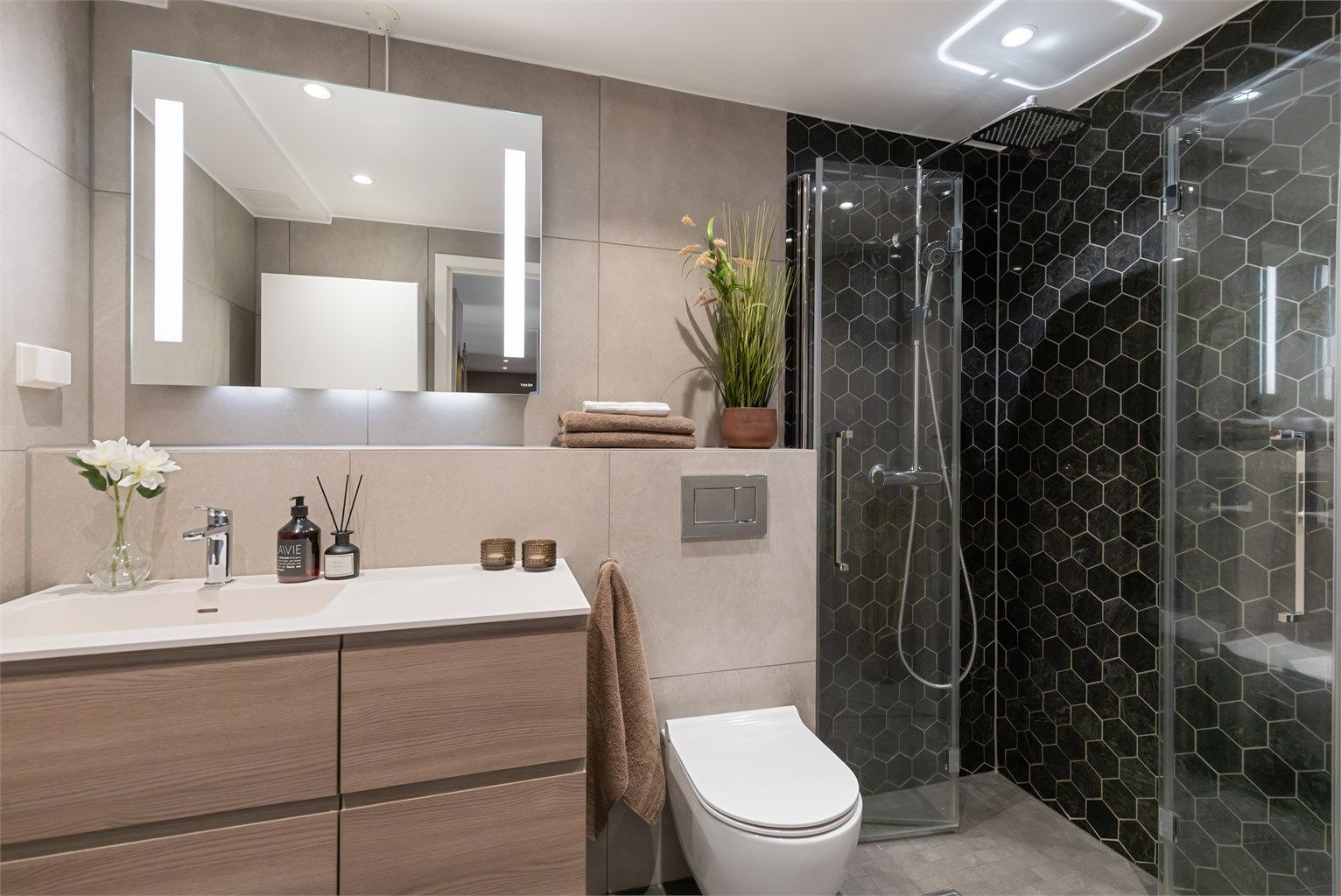 Badet ble rehabilitert i 2019 og har elektrisk gulvvarme, downlights i taket og moderne innredning fra Sigdal.