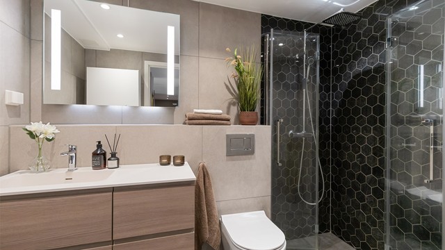 Badet ble rehabilitert i 2019 og har elektrisk gulvvarme, downlights i taket og moderne innredning fra Sigdal.