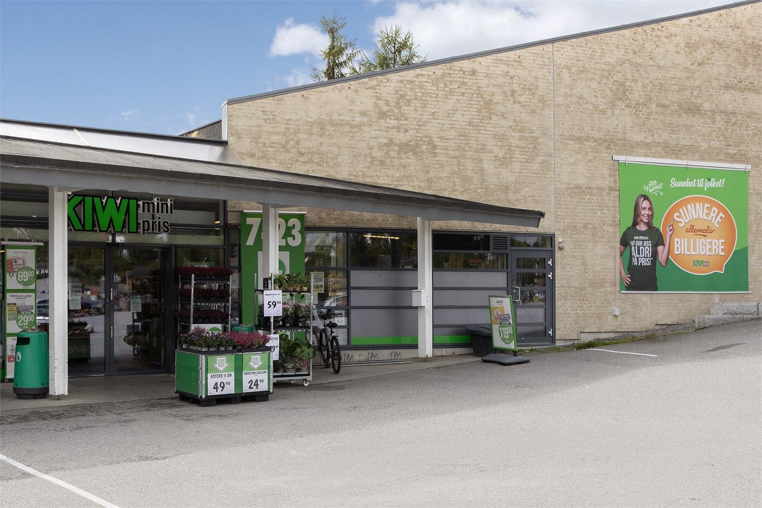 Nærmeste dagligvare er Kiwi Tomter, ca. 3 minutter med bil.