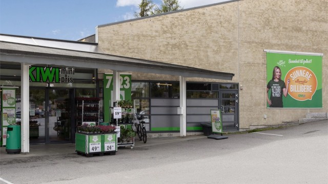 Nærmeste dagligvare er Kiwi Tomter, ca. 3 minutter med bil.