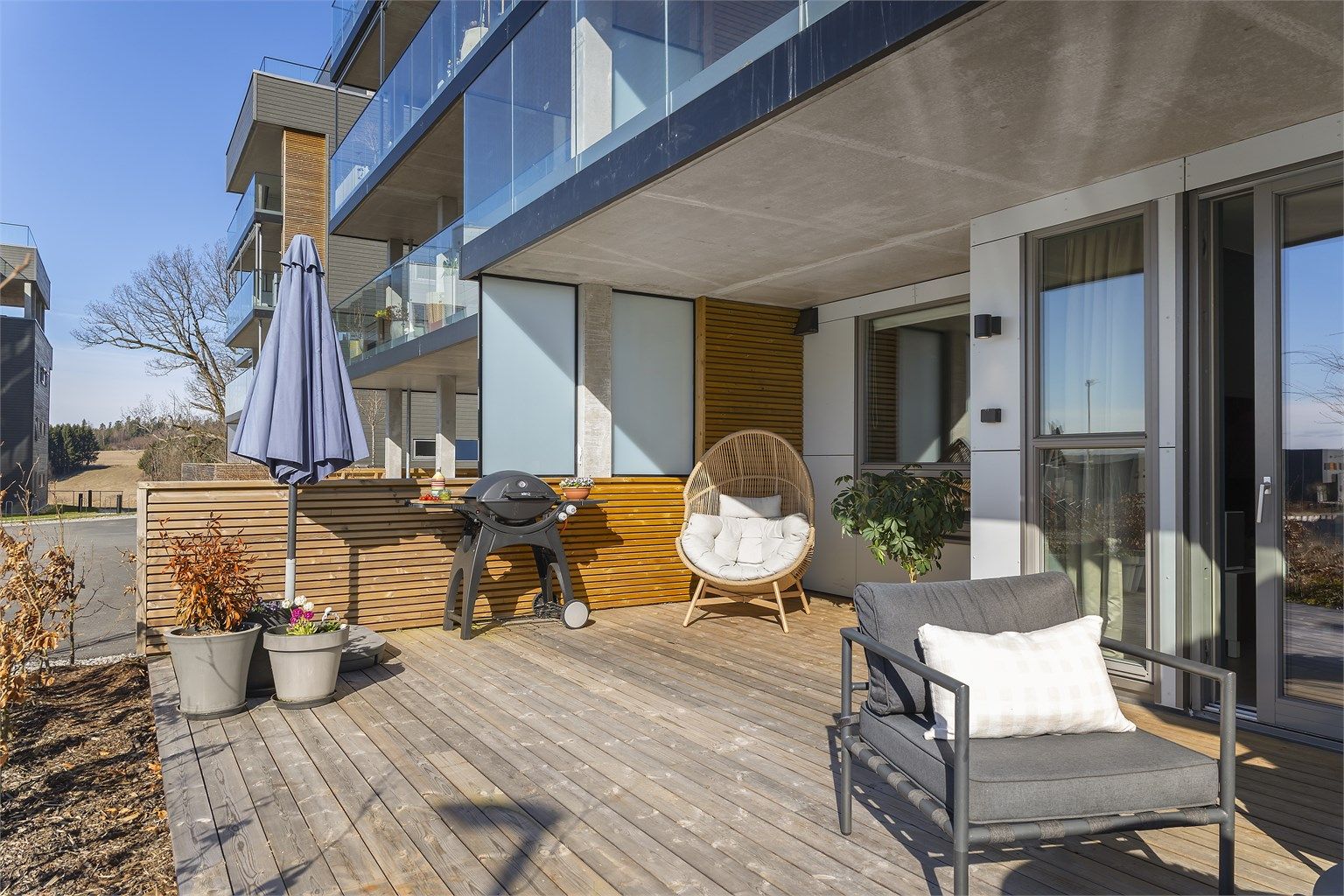 Uteplassen er utstyrt med utelys og utvendig stikkontakt.