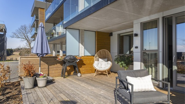 Uteplassen er utstyrt med utelys og utvendig stikkontakt.