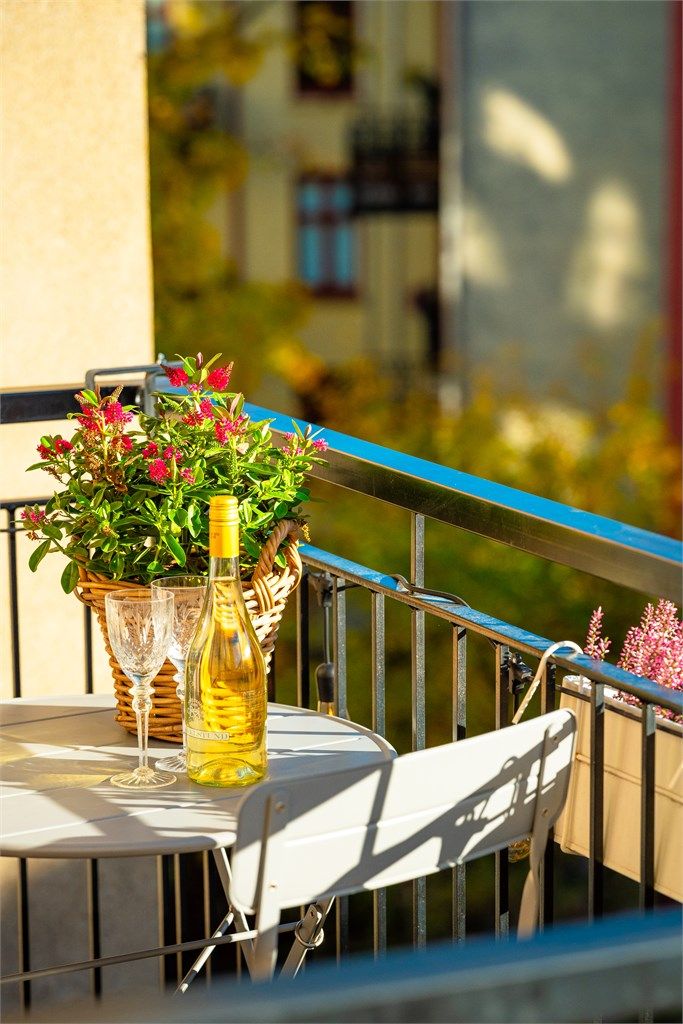 Selger opplyser at det er sol på balkongen fra morgenen til ca. 17:00.