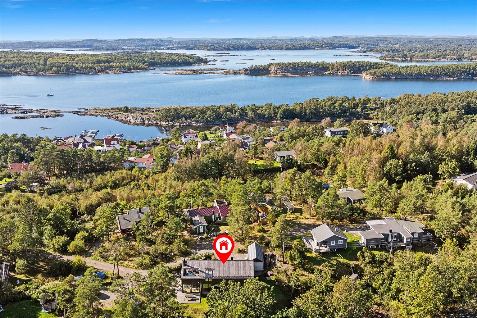 En moderne og arkitekttegnet fritidsbolig fra 2021 med gjennomgående høy standard og en fantastisk beliggenhet i naturskjønne omgivelser. 