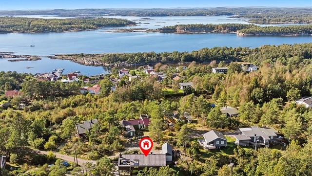En moderne og arkitekttegnet fritidsbolig fra 2021 med gjennomgående høy standard og en fantastisk beliggenhet i naturskjønne omgivelser.