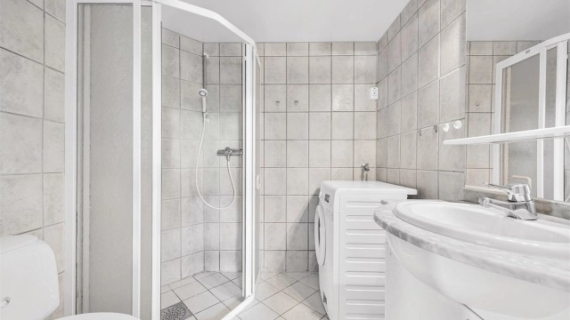 Baderom i kjeller med flislagt gulv med gulvvarme og opplegg for vaskemaskin. Kjelleren er ikke søkt om eller godkjent i kommunen.