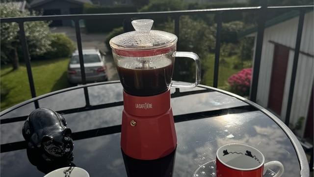 Nyt morgenkaffen med et nytt «maleri» av Oslofjorden hver dag. Om kvelden speiler sola seg i sjøen og gir fantastiske fargespill.