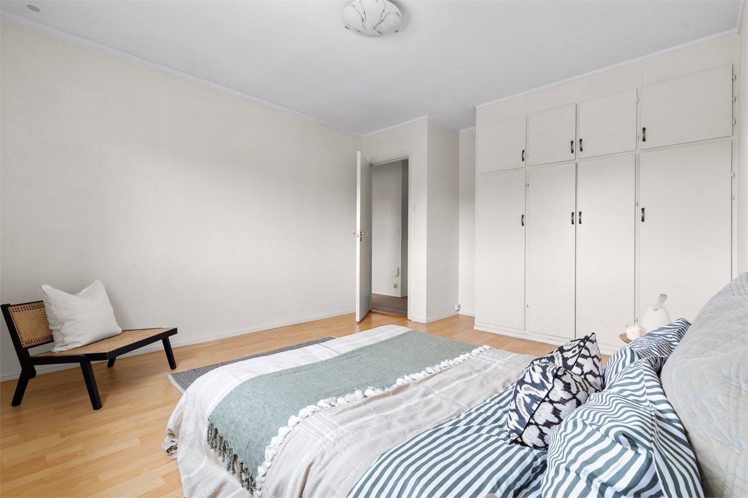 Soverom 1 - plassbygget garderobeløsning