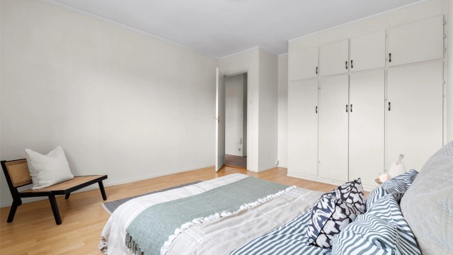 Soverom 1 - plassbygget garderobeløsning