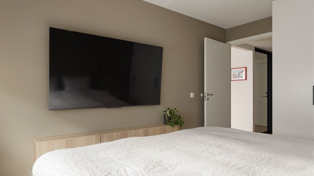 Soverommet har god plass til en praktisk TV-løsning eller ekstra oppbevaringsmøbler, og gir rom for å innrede etter eget behov.