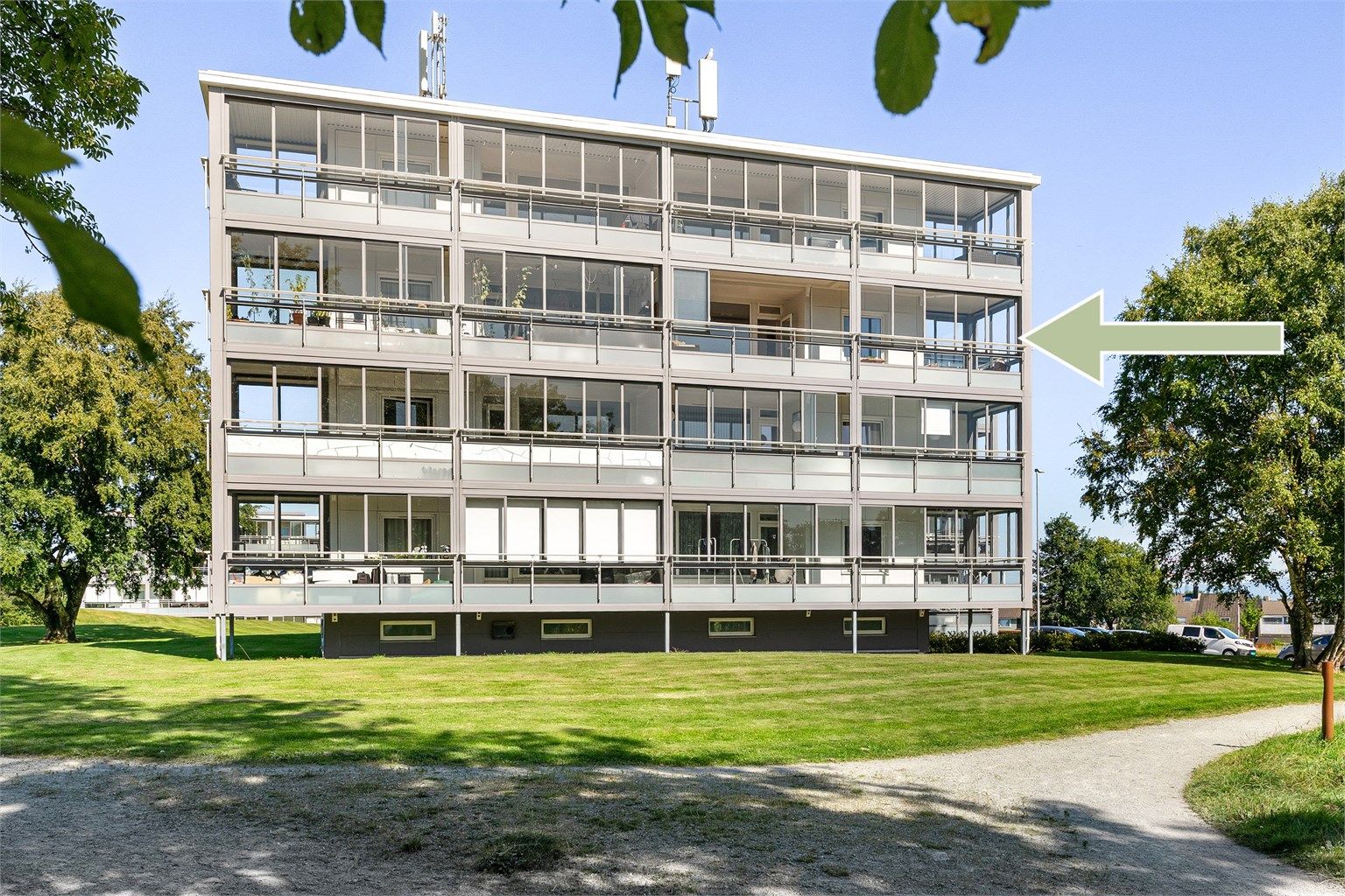 3. etasje. Innglasset balkong mot sør. 