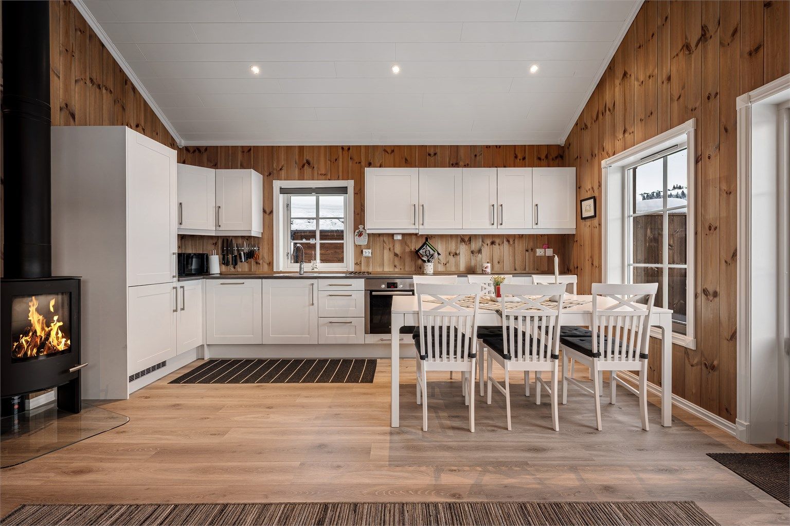 Flott kjøkken med integrerte hvitevarer