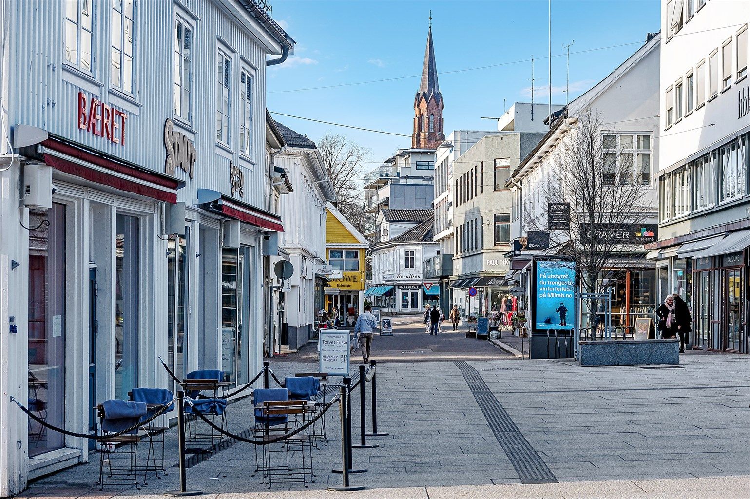 Byens handlegater og torg ligger i umiddelbar nærhet.