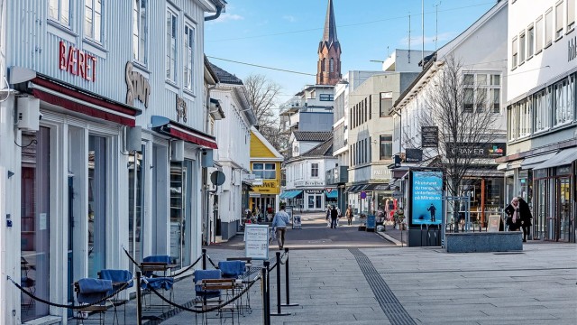 Byens handlegater og torg ligger i umiddelbar nærhet.