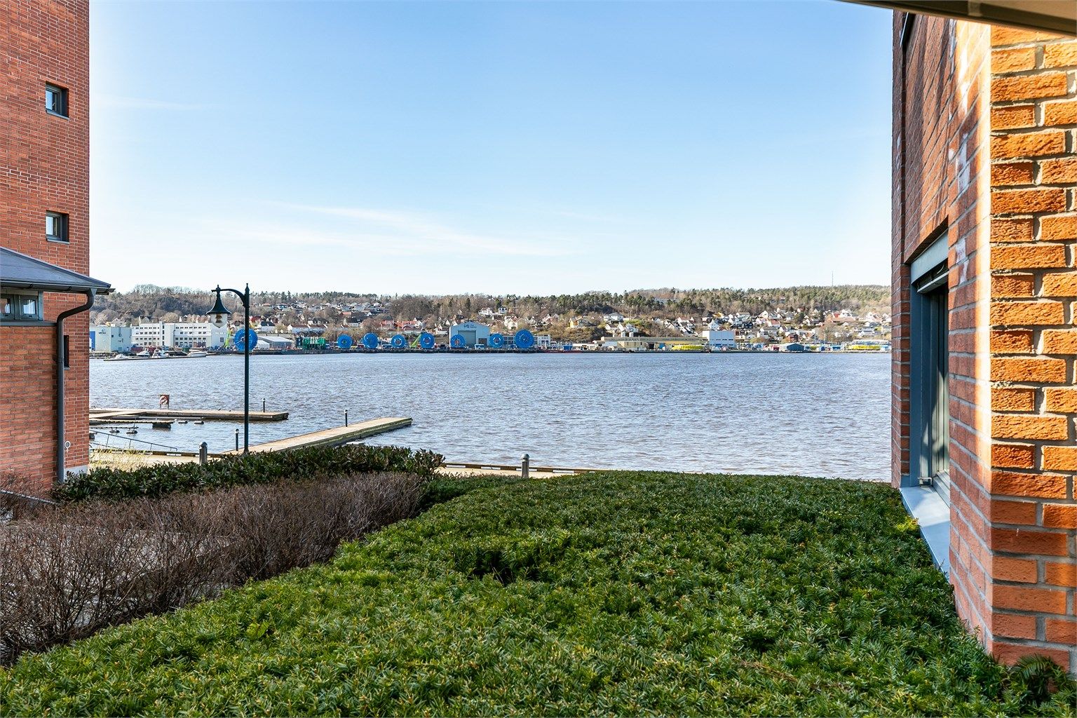 På verandaen sees utsikt til sjøen i Mossesundet og til Jeløy i vest. Fotograf; Børge Oppegård.