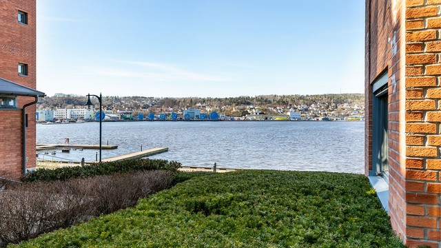 På verandaen sees utsikt til sjøen i Mossesundet og til Jeløy i vest. Fotograf; Børge Oppegård.
