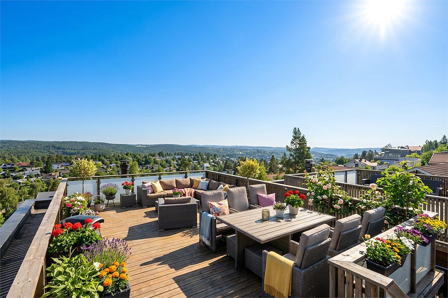 Boligen har en stor og solrik takterrasse på ca. 40 kvm med panoramautsikt (AI-redigert bilde til sommerstid)