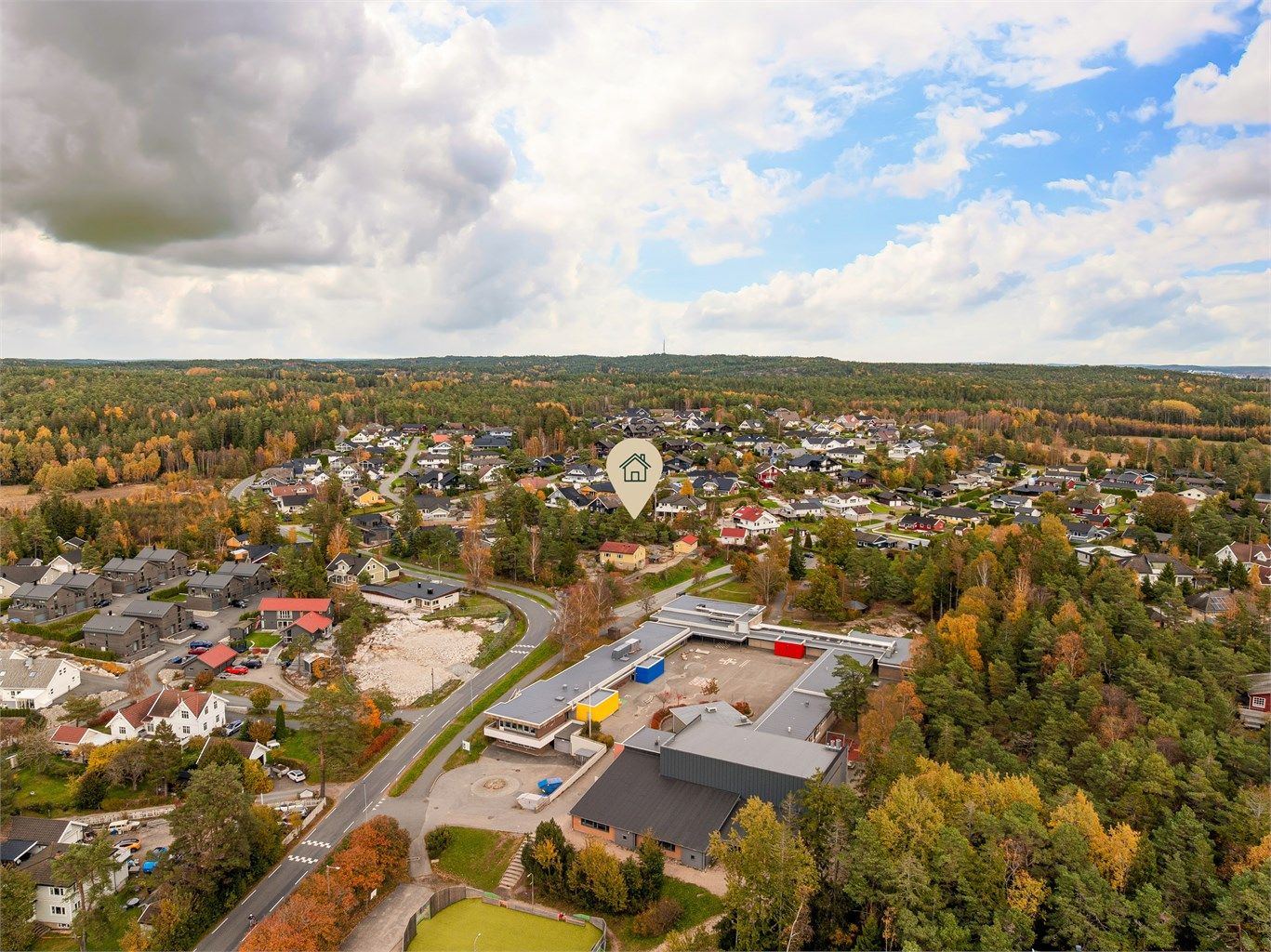 I lokal sammenheng på Slevik er eiendommen meget sentral, i umiddelbar nærhet av Slevik skole og barnehage.