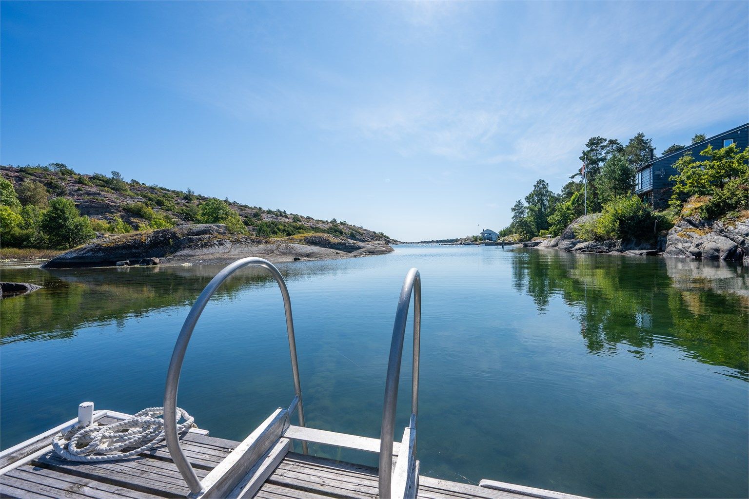 Her kan du starten dagen med morgenkaffen til lyden av bølgeskvulp og avslutte kvelden med et forfriskende kveldsbad