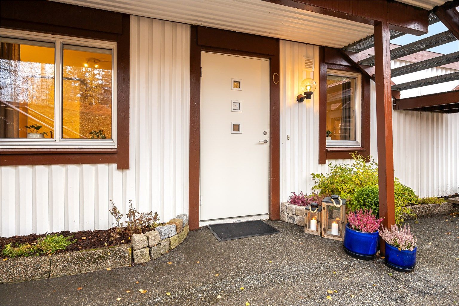 Adkomst til boligens overbygde inngangsparti i 1. etasje.