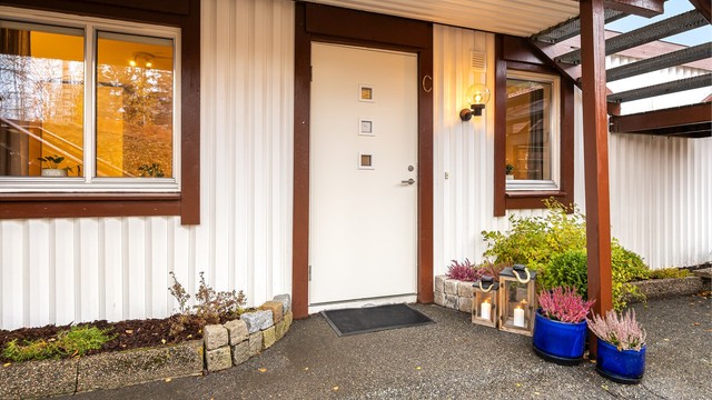 Adkomst til boligens overbygde inngangsparti i 1. etasje.