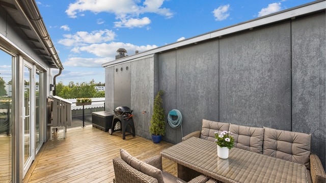 Takterrassen blir et naturlig samlingspunkt i sommerhalvåret, med god plass til både måltider, avslapning og hyggelige grillkvelder i solen.