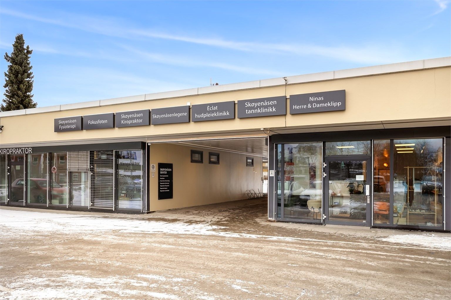 Skøyenåsen torg med Coop Extra, frisørsalong og hudpleieklinikk, samt helsetjenester som tannklinikk, fotterapeut, fysioterapi og kiropraktor.