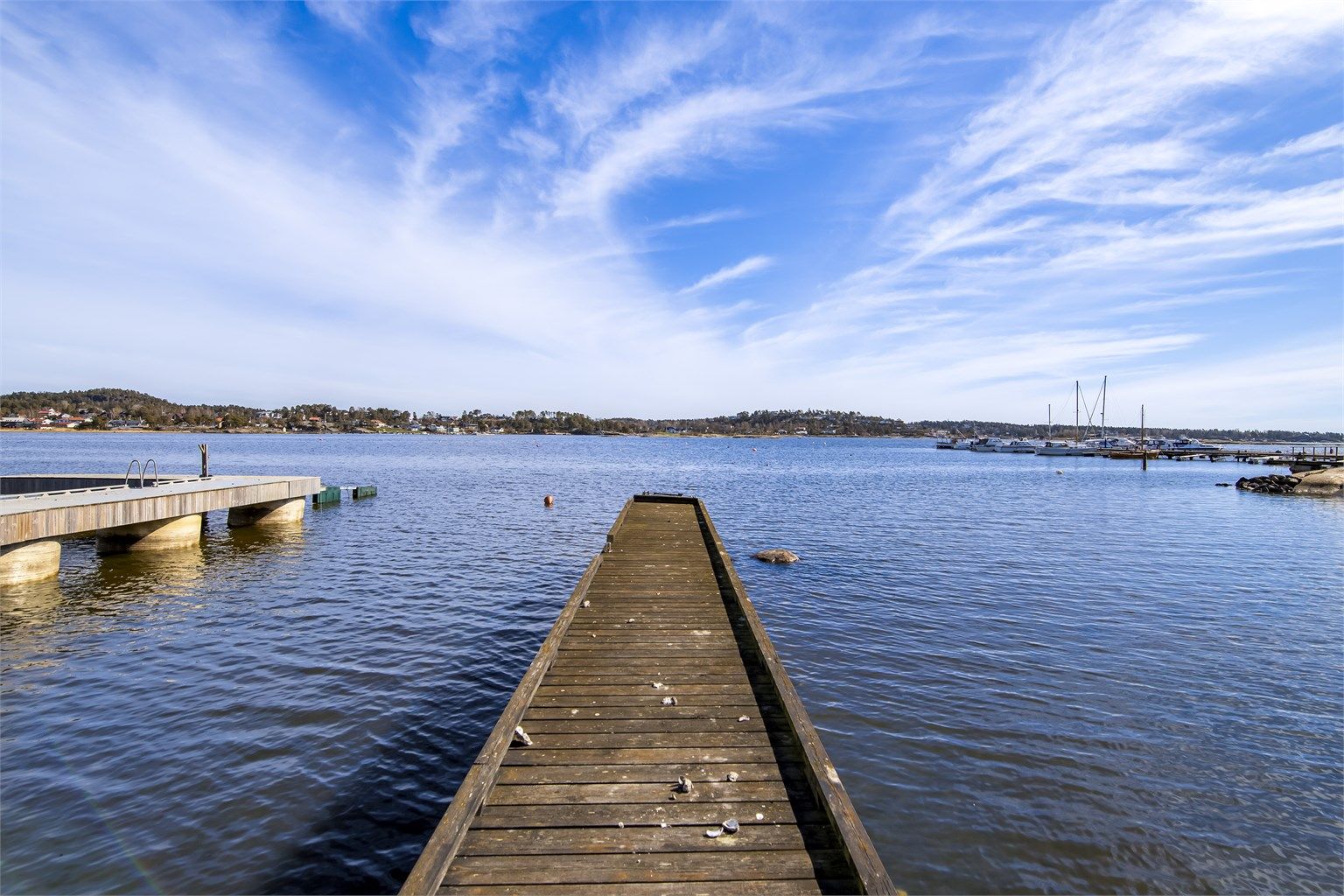 Her har du et eget fristed ved sjøen, omgitt av vakker natur og ro – samtidig som området er veletablert og attraktivt. Brygge er best egnet til mindre båt/jolle grunnet lav vannstand 