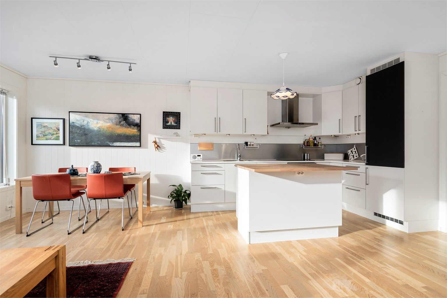 Kjøkkenøy med benkeplate i heltre gir en praktisk arbeids- og spiseplass.