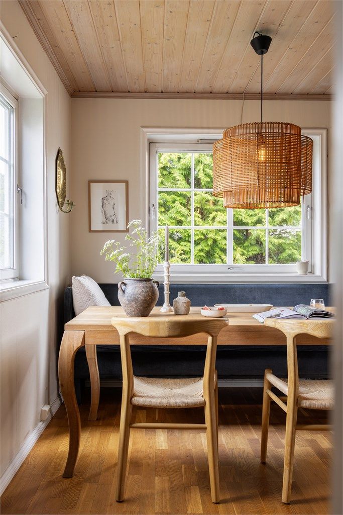 Detaljer som sprossevinduene bidrar til boligens klassiske preg.