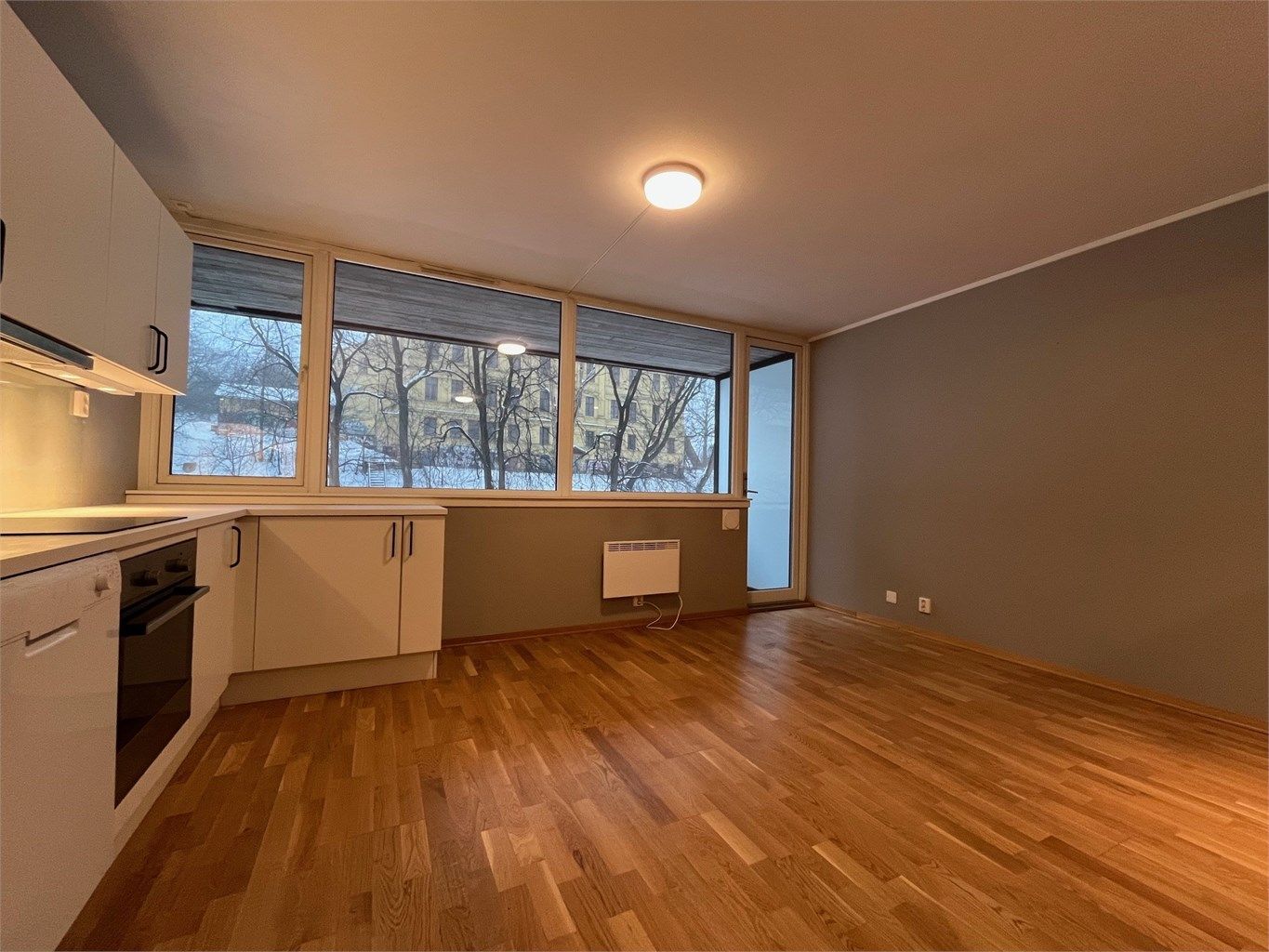 Stort og meget pent nyere kjøkken med hvitevarer og god plass til stort spisebord. Utgang stor hjørnebalkong.