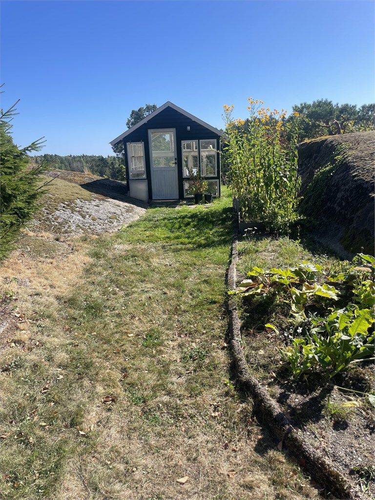 Frittstående drivhus fra 2021 oppført i trekonstruksjoner med glassfelter (ikke omsøkt).