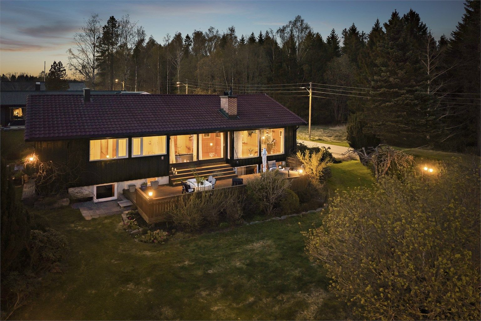 Boligen ligger fint til i terrenget med skogen som nærmeste nabo.